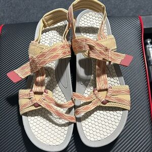 NWOT - Baretrap sandals